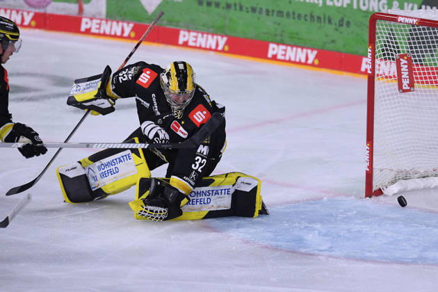Eishockey Penny DEL 10. Spieltag Krefeld Pinguine - Eisbären Berlin am 18.10.2026 in der Yayla Arena in Krefeld Tor zum 0:1 durch Markus Vikingstad ( Berlin ) - Juha Jatkola ( Krefeld ) ist geschlagen Gemäß den Vorgaben der DEL Deutsche Eishockey Liga ist die Publikation und Weiterverwertung der Aufnahmen in elektronischen Medien und Endgeräten aller Art während des laufenden Spiels nicht zulässig.