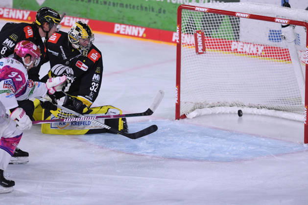 Eishockey Penny DEL 10. Spieltag Krefeld Pinguine - Eisbären Berlin am 18.10.2026 in der Yayla Arena in Krefeld Tor zum 0:1 durch Markus Vikingstad ( Berlin ) - Juha Jatkola ( Krefeld ) ist geschlagen Gemäß den Vorgaben der DEL Deutsche Eishockey Liga ist die Publikation und Weiterverwertung der Aufnahmen in elektronischen Medien und Endgeräten aller Art während des laufenden Spiels nicht zulässig.