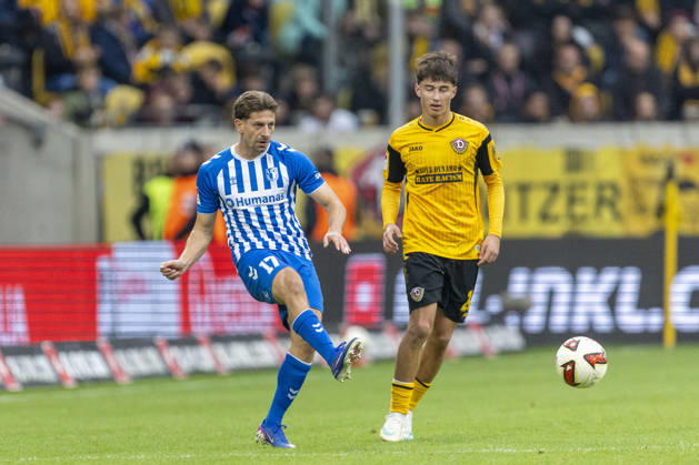 GER, Dresden, Fussball, 2. Bundesliga, 8. Spieltag, Dynamo Dresden vs. 1. FC Magdeburg im Bild v.l.: Alexander Nollenberger (FC Magdeburg 17), Patrice Covic (Dynamo Dresden 24), Zweikampf 18.10.2026, Rudolf-Harbig Stadion Dresden DFL DFB REGULATIONS PROHIBIT ANY USE OF PHOTOGRAPHS AS IMAGE SEQUENCES AND OR QUASI-VIDEO, Copyright: HMBxMedia PaulxFritz