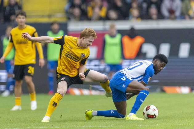 GER, Dresden, Fussball, 2. Bundesliga, 8. Spieltag, Dynamo Dresden vs. 1. FC Magdeburg im Bild v.l.: Robert Wagner (Dynamo Dresden 18), Moritz-Broni Kwarteng (FC Magdeburg 10), Zweikampf 18.10.2026, Rudolf-Harbig Stadion Dresden DFL DFB REGULATIONS PROHIBIT ANY USE OF PHOTOGRAPHS AS IMAGE SEQUENCES AND OR QUASI-VIDEO, Copyright: HMBxMedia PaulxFritz