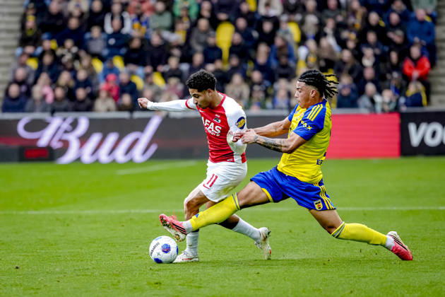 LEEUWARDEN - AZ Alkmaar forward Ro-Zangelo Daal, SC Cambuur defender Devid Bouah during the Vriendenloterij Eredivisie match between SC Cambuur and AZ at Kooi Stadion on 18 October 2026 in Leeuwarden, Nederland. ED VAN DE POL EYE4IMAGES DeFodi Images -