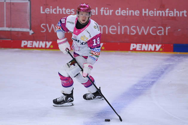 Eishockey Penny DEL 10. Spieltag Krefeld Pinguine - Eisbären Berlin am 18.10.2026 in der Yayla Arena in Krefeld Jonas Müller ( Berlin ) Gemäß den Vorgaben der DEL Deutsche Eishockey Liga ist die Publikation und Weiterverwertung der Aufnahmen in elektronischen Medien und Endgeräten aller Art während des laufenden Spiels nicht zulässig.