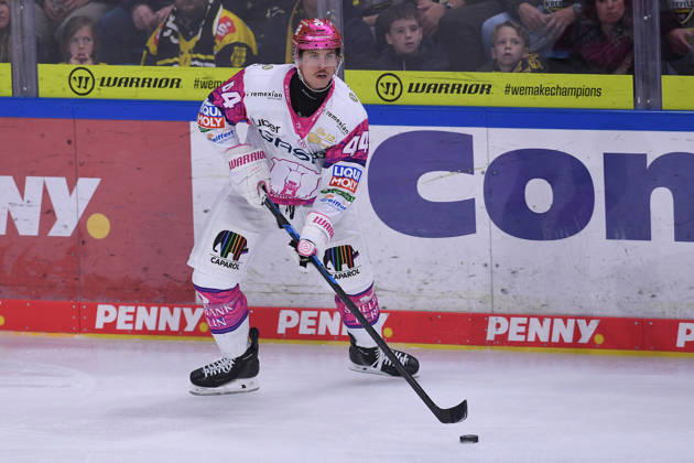 Eishockey Penny DEL 10. Spieltag Krefeld Pinguine - Eisbären Berlin am 18.10.2026 in der Yayla Arena in Krefeld Brandon Davidson ( Berlin ) Gemäß den Vorgaben der DEL Deutsche Eishockey Liga ist die Publikation und Weiterverwertung der Aufnahmen in elektronischen Medien und Endgeräten aller Art während des laufenden Spiels nicht zulässig.