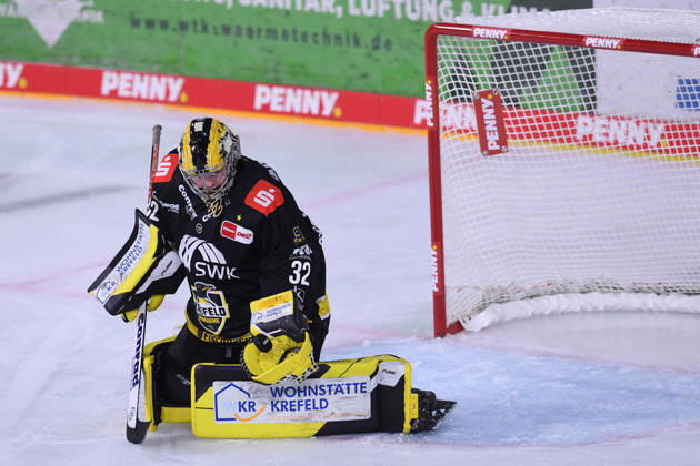 Eishockey Penny DEL 10. Spieltag Krefeld Pinguine - Eisbären Berlin am 18.10.2026 in der Yayla Arena in Krefeld Juha Jatkola ( Krefeld ) Gemäß den Vorgaben der DEL Deutsche Eishockey Liga ist die Publikation und Weiterverwertung der Aufnahmen in elektronischen Medien und Endgeräten aller Art während des laufenden Spiels nicht zulässig.