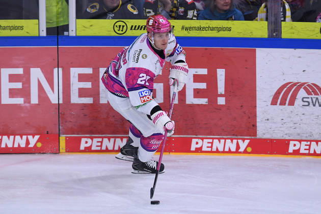 Eishockey Penny DEL 10. Spieltag Krefeld Pinguine - Eisbären Berlin am 18.10.2026 in der Yayla Arena in Krefeld Manuel Wiederer ( Berlin ) Gemäß den Vorgaben der DEL Deutsche Eishockey Liga ist die Publikation und Weiterverwertung der Aufnahmen in elektronischen Medien und Endgeräten aller Art während des laufenden Spiels nicht zulässig.