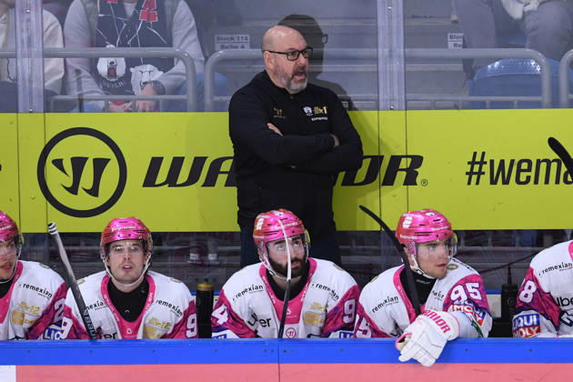 Eishockey Penny DEL 10. Spieltag Krefeld Pinguine - Eisbären Berlin am 18.10.2026 in der Yayla Arena in Krefeld Eric Dubois ( Trainer Cheftrainer Berlin ) Gemäß den Vorgaben der DEL Deutsche Eishockey Liga ist die Publikation und Weiterverwertung der Aufnahmen in elektronischen Medien und Endgeräten aller Art während des laufenden Spiels nicht zulässig.