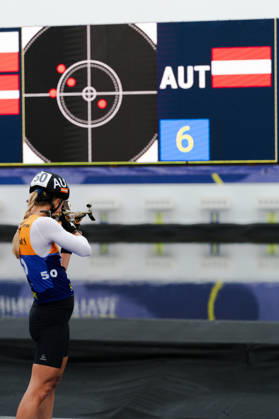 18.10.2026, GER, Biathlon, Frauen, IBU Biathlon Loop One Festival 2026, Saison 2026 2027, Super Sprint Qualifikation Damen Heat 1-4 Anna Gandler ( AUT, 50 ) beim Aufwärmen am Schießstand stehend München Olympiapark Bayern Deutschland Copyright: xNordphoto Vux