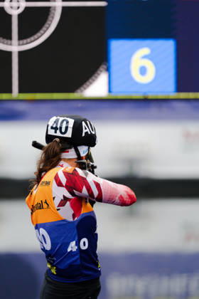 18.10.2026, GER, Biathlon, Frauen, IBU Biathlon Loop One Festival 2026, Saison 2026 2027, Super Sprint Qualifikation Damen Heat 1-4 Dunja Zdouc ( AUT, 40 ) beim Aufwärmen am Schießstand stehend München Olympiapark Bayern Deutschland Copyright: xNordphoto Vux