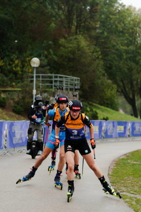 18.10.2026, GER, Biathlon, Frauen, IBU Biathlon Loop One Festival 2026, Saison 2026 2027, Super Sprint Qualifikation Damen Heat 1-4 Janina Hettich-Walz ( DEU, 3 ), Lisa Vittozzi ( ITA, 1 ) in Führung München Olympiapark Bayern Deutschland Copyright: xNordphoto Vux