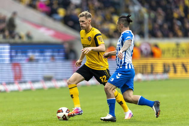 GER, Dresden, Fussball, 2. Bundesliga, 8. Spieltag, Dynamo Dresden vs. 1. FC Magdeburg im Bild v.l.: Jonas Sterner (Dynamo Dresden 32), Baris Atik (FC Magdeburg 23), Zweikampf 18.10.2026, Rudolf-Harbig Stadion Dresden DFL DFB REGULATIONS PROHIBIT ANY USE OF PHOTOGRAPHS AS IMAGE SEQUENCES AND OR QUASI-VIDEO, Copyright: HMBxMedia PaulxFritz