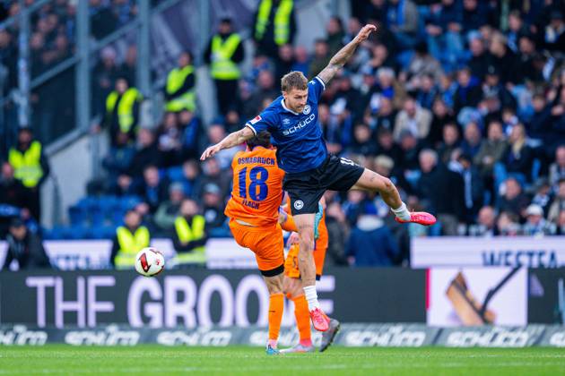 18.10.2026 - Fußball, 2026 2027, 2. Bundesliga, 8. Spieltag, DSC Arminia Bielefeld - VfL Osnabrück: (L-R) Leon Flach (Osnabrück), Joel Grodowski (Bielefeld) DFL REGULATIONS PROHIBIT ANY USE OF PHOTOGRAPHS AS IMAGE SEQUENCES AND OR QUASI-VIDEO.