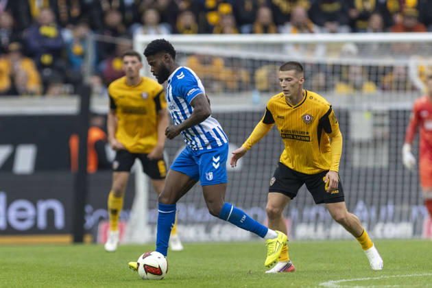 GER, Dresden, Fussball, 2. Bundesliga, 8. Spieltag, Dynamo Dresden vs. 1. FC Magdeburg im Bild v.l.: Moritz-Broni Kwarteng (FC Magdeburg 10), Tobias Raschl (Dynamo Dresden 21), Zweikampf 18.10.2026, Rudolf-Harbig Stadion Dresden DFL DFB REGULATIONS PROHIBIT ANY USE OF PHOTOGRAPHS AS IMAGE SEQUENCES AND OR QUASI-VIDEO, Copyright: HMBxMedia PaulxFritz