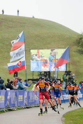 18.10.2026, GER, Biathlon, Frauen, IBU Biathlon Loop One Festival 2026, Saison 2026 2027, Super Sprint Qualifikation Damen Heat 1-4 Maren Kirkeeide ( NOR, 17 ), Lucie Charvatova ( CZE, 20 ), Jessica Jislova ( CZE, 25 ) in der Kurve München Olympiapark Bayern Deutschland Copyright: xNordphoto Vux