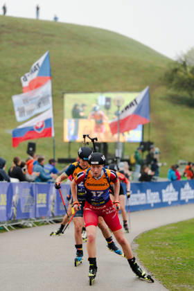 18.10.2026, GER, Biathlon, Frauen, IBU Biathlon Loop One Festival 2026, Saison 2026 2027, Super Sprint Qualifikation Damen Heat 1-4 Maren Kirkeeide ( NOR, 17 ), Lucie Charvatova ( CZE, 20 ) in Führung München Olympiapark Bayern Deutschland Copyright: xNordphoto Vux