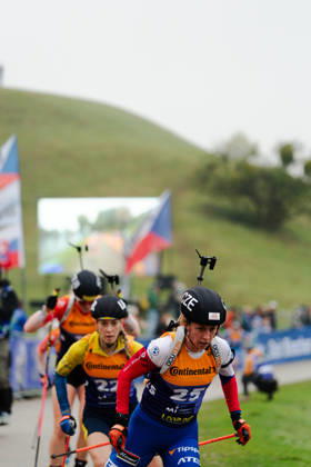 18.10.2026, GER, Biathlon, Frauen, IBU Biathlon Loop One Festival 2026, Saison 2026 2027, Super Sprint Qualifikation Damen Heat 1-4 Jessica Jislova ( CZE, 25 ), Khrystyna Dmytrenko ( UKR, 22 ) in der Kurve München Olympiapark Bayern Deutschland Copyright: xNordphoto Vux