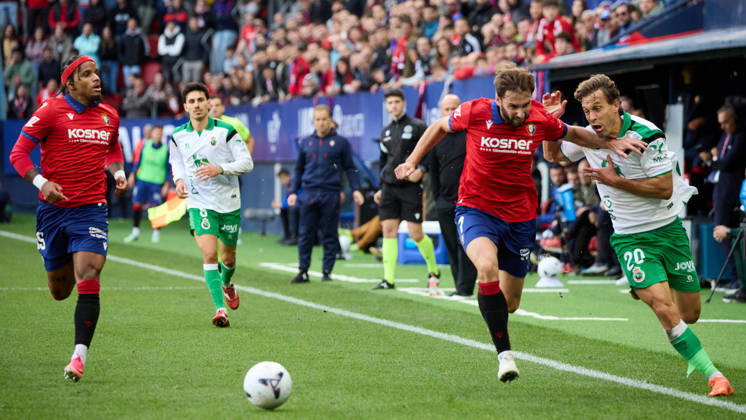 LaLiga EASports 2026 27 CA Osasuna v Racing de Santander Jon Moncayola (7. OSA) (L) and Sergio Canales (20. RAC) (R) battle for the ball during the football match of LaLiga EA Sports between CA Osasuna and Racing de Santander played at El Sadar stadium in Pamplona (Spain) on Oct 18 2026. Valentin Rosier (19. OSA) (L) and Andre Almeida (8. RAC) (R) are also visible in the image. Credit: Inigo Alzugaray Agencia LOF Pamplona LaLiga EASports 2026 27 CA Osasuna v Racing de Santander Copyright: xINIGOxALZUGARAYx