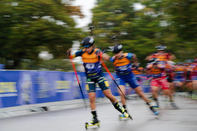 18.10.2026, GER, Biathlon, Frauen, IBU Biathlon Loop One Festival 2026, Saison 2026 2027, Super Sprint Qualifikation Damen Heat 1-4 Anna Magnusson ( SWE, 47 ), Julia Simon ( FRA, 46 ) in der Kurve München Olympiapark Bayern Deutschland Copyright: xNordphoto Vux