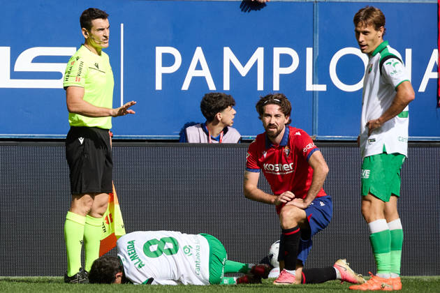 LaLiga EASports 2026 27 CA Osasuna v Racing de Santander Juan Martinez (Referee) (L), Andre Almeida (8. RAC), Moi Gomez (16. OSA) and Sergio Canales (20. RAC) (R) during the football match of LaLiga EA Sports between CA Osasuna and Racing de Santander played at El Sadar stadium in Pamplona (Spain) on Oct 18 2026. Credit: Inigo Alzugaray Agencia LOF Pamplona LaLiga EASports 2026 27 CA Osasuna v Racing de Santander Copyright: xINIGOxALZUGARAYx