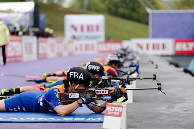 18.10.2026, GER, Biathlon, Frauen, IBU Biathlon Loop One Festival 2026, Saison 2026 2027, Super Sprint Qualifikation Damen Heat 1-4 Julia Simon ( FRA, 46 ) beim Schiessen liegend München Olympiapark Bayern Deutschland Copyright: xNordphoto Vux