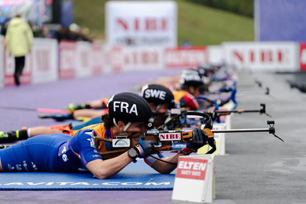 18.10.2026, GER, Biathlon, Frauen, IBU Biathlon Loop One Festival 2026, Saison 2026 2027, Super Sprint Qualifikation Damen Heat 1-4 Julia Simon ( FRA, 46 ) beim Schiessen liegend München Olympiapark Bayern Deutschland Copyright: xNordphoto Vux
