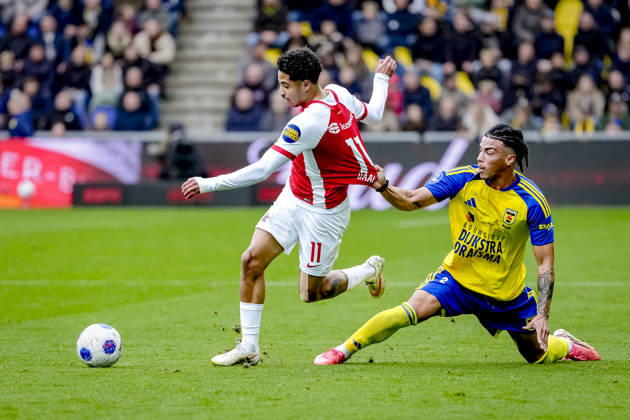 LEEUWARDEN - AZ Alkmaar forward Ro-Zangelo Daal, SC Cambuur defender Devid Bouah during the Vriendenloterij Eredivisie match between SC Cambuur and AZ at Kooi Stadion on 18 October 2026 in Leeuwarden, Netherlands. ED VAN DE POL EYE4IMAGES DeFodi Images -