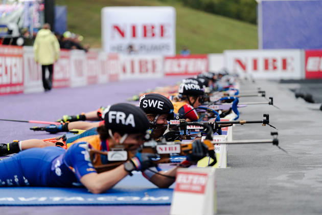 18.10.2026, GER, Biathlon, Frauen, IBU Biathlon Loop One Festival 2026, Saison 2026 2027, Super Sprint Qualifikation Damen Heat 1-4 Julia Simon ( FRA, 46 ) beim Schiessen liegend München Olympiapark Bayern Deutschland Copyright: xNordphoto Vux