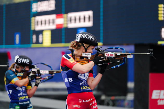 18.10.2026, GER, Biathlon, Frauen, IBU Biathlon Loop One Festival 2026, Saison 2026 2027, Super Sprint Qualifikation Damen Heat 1-4 Karoline O. Knotten ( NOR, 48 ), Anna Magnusson ( SWE, 47 ) beim Schiessen stehend München Olympiapark Bayern Deutschland Copyright: xNordphoto Vux