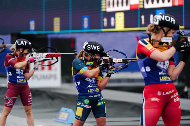 18.10.2026, GER, Biathlon, Frauen, IBU Biathlon Loop One Festival 2026, Saison 2026 2027, Super Sprint Qualifikation Damen Heat 1-4 Karoline O. Knotten ( NOR, 48 ), Anna Magnusson ( SWE, 47 ), Baiba Bendika ( LVA, 52 ) beim Schiessen stehend München Olympiapark Bayern Deutschland Copyright: xNordphoto Vux
