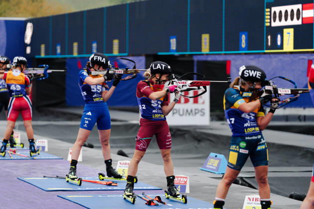 18.10.2026, GER, Biathlon, Frauen, IBU Biathlon Loop One Festival 2026, Saison 2026 2027, Super Sprint Qualifikation Damen Heat 1-4 Anna Magnusson ( SWE, 47 ), Baiba Bendika ( LVA, 52 ), Amandine Mengin ( FRA, 55 ), Ingrid L. Tandrevold ( NOR, 49 ) beim Schiessen stehend München Olympiapark Bayern Deutschland Copyright: xNordphoto Vux