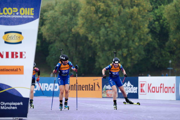 18.10.2026, GER, Biathlon, Frauen, IBU Biathlon Loop One Festival 2026, Saison 2026 2027, Super Sprint Qualifikation Damen Heat 1-4 Amandine Mengin ( FRA, 55 ), Julia Simon ( FRA, 46 ) beim Zielsprint München Olympiapark Bayern Deutschland Copyright: xNordphoto Vux