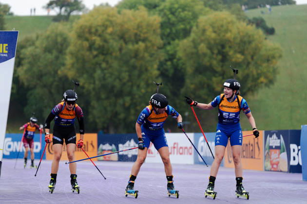 18.10.2026, GER, Biathlon, Frauen, IBU Biathlon Loop One Festival 2026, Saison 2026 2027, Super Sprint Qualifikation Damen Heat 1-4 Amandine Mengin ( FRA, 55 ), Julia Simon ( FRA, 46 ), Ema Kapustova ( SVK, 53 ) erschöpft im Ziel München Olympiapark Bayern Deutschland Copyright: xNordphoto Vux