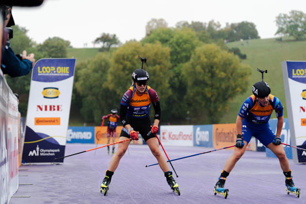18.10.2026, GER, Biathlon, Frauen, IBU Biathlon Loop One Festival 2026, Saison 2026 2027, Super Sprint Qualifikation Damen Heat 1-4 Ema Kapustova ( SVK, 53 ), Julia Simon ( FRA, 46 ) erschöpft im Ziel München Olympiapark Bayern Deutschland Copyright: xNordphoto Vux