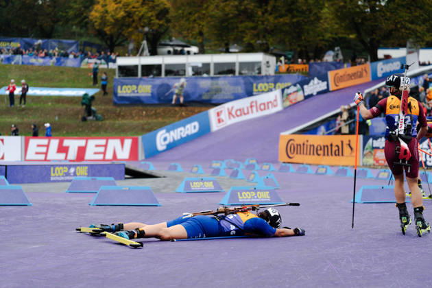 18.10.2026, GER, Biathlon, Frauen, IBU Biathlon Loop One Festival 2026, Saison 2026 2027, Super Sprint Qualifikation Damen Heat 1-4 Julia Simon ( FRA, 46 ) erschöpft im Ziel liegend München Olympiapark Bayern Deutschland Copyright: xNordphoto Vux