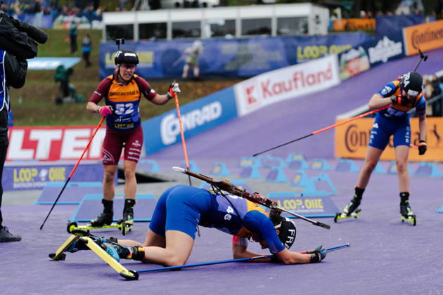 18.10.2026, GER, Biathlon, Frauen, IBU Biathlon Loop One Festival 2026, Saison 2026 2027, Super Sprint Qualifikation Damen Heat 1-4 Julia Simon ( FRA, 46 ) erschöpft im Ziel liegend München Olympiapark Bayern Deutschland Copyright: xNordphoto Vux