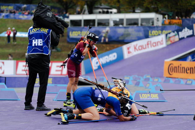 18.10.2026, GER, Biathlon, Frauen, IBU Biathlon Loop One Festival 2026, Saison 2026 2027, Super Sprint Qualifikation Damen Heat 1-4 Julia Simon ( FRA, 46 ) erschöpft im Ziel liegend München Olympiapark Bayern Deutschland Copyright: xNordphoto Vux