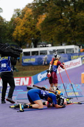 18.10.2026, GER, Biathlon, Frauen, IBU Biathlon Loop One Festival 2026, Saison 2026 2027, Super Sprint Qualifikation Damen Heat 1-4 Julia Simon ( FRA, 46 ) erschöpft im Ziel liegend München Olympiapark Bayern Deutschland Copyright: xNordphoto Vux