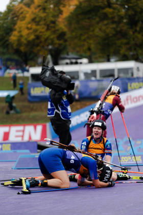 18.10.2026, GER, Biathlon, Frauen, IBU Biathlon Loop One Festival 2026, Saison 2026 2027, Super Sprint Qualifikation Damen Heat 1-4 Julia Simon ( FRA, 46 ), Amandine Mengin ( FRA, 55 ) erschöpft im Ziel liegend München Olympiapark Bayern Deutschland Copyright: xNordphoto Vux