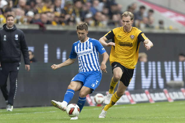 GER, Dresden, Fussball, 2. Bundesliga, 8. Spieltag, Dynamo Dresden vs. 1. FC Magdeburg im Bild v.l.: Pierre Nadjombe (FC Magdeburg 28), Vincent Vermeij (Dynamo Dresden 09), Zweikampf 18.10.2026, Rudolf-Harbig Stadion Dresden DFL DFB REGULATIONS PROHIBIT ANY USE OF PHOTOGRAPHS AS IMAGE SEQUENCES AND OR QUASI-VIDEO, Copyright: HMBxMedia PaulxFritz