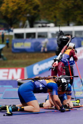 18.10.2026, GER, Biathlon, Frauen, IBU Biathlon Loop One Festival 2026, Saison 2026 2027, Super Sprint Qualifikation Damen Heat 1-4 Julia Simon ( FRA, 46 ) erschöpft im Ziel liegend München Olympiapark Bayern Deutschland Copyright: xNordphoto Vux