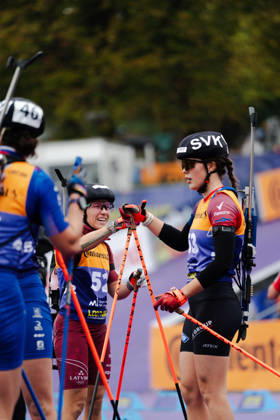 18.10.2026, GER, Biathlon, Frauen, IBU Biathlon Loop One Festival 2026, Saison 2026 2027, Super Sprint Qualifikation Damen Heat 1-4 Baiba Bendika ( LVA, 52 ), Ema Kapustova ( SVK, 53 ) gratuliert München Olympiapark Bayern Deutschland Copyright: xNordphoto Vux