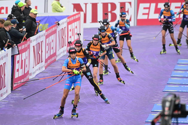 BIATHLON - Einlauf zum ersten Schießen mit VITTOZZI Lisa (ITA), VOIGT Vanessa (GER) und HETTICH-WALZ Janina (GER) bei der Qualifikation Super Sprint der Damen Herren während des Loop One Biathlon Opening Festival im Olypiapark München am 18.10.2026, Deutschland, Bayern München Hans-Jochen-Vogel-Platz Olypiapark Bayern Deutschland