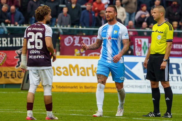 Im Bild: Jan Loehmannsroeben (Chemnitzer FC, 4), Diren Guenay (BFC Dynamo, 26) 18.10.2026, BFC Dynamo vs. Chemnitzer FC, Regionalliga Nordost, Saison 2026 27, Sportforum Hohenschoenhausen Copyright: HMBxMedia xPascalxSpanehl
