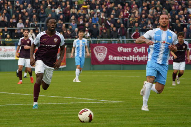Im Bild: Larry-Nana Oellers (BFC Dynamo, 13), Jan Loehmannsroeben (Chemnitzer FC, 4) 18.10.2026, BFC Dynamo vs. Chemnitzer FC, Regionalliga Nordost, Saison 2026 27, Sportforum Hohenschoenhausen Copyright: HMBxMedia xPascalxSpanehl
