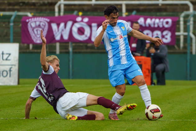 Im Bild: Joey Breitfeld (BFC Dynamo, 14), Domenico Alberico (Chemnitzer FC, 10), Zweikampf 18.10.2026, BFC Dynamo vs. Chemnitzer FC, Regionalliga Nordost, Saison 2026 27, Sportforum Hohenschoenhausen Copyright: HMBxMedia xPascalxSpanehl