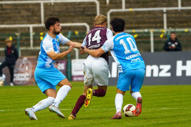 Im Bild: Joey Breitfeld (BFC Dynamo, 14), Domenico Alberico (Chemnitzer FC, 10), Zweikampf 18.10.2026, BFC Dynamo vs. Chemnitzer FC, Regionalliga Nordost, Saison 2026 27, Sportforum Hohenschoenhausen Copyright: HMBxMedia xPascalxSpanehl