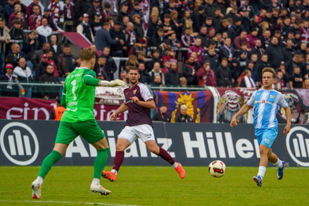 Im Bild: Paul Hainke (BFC Dynamo, 1), Maximilian Fesser (Chemnitzer FC, 17) 18.10.2026, BFC Dynamo vs. Chemnitzer FC, Regionalliga Nordost, Saison 2026 27, Sportforum Hohenschoenhausen Copyright: HMBxMedia xPascalxSpanehl