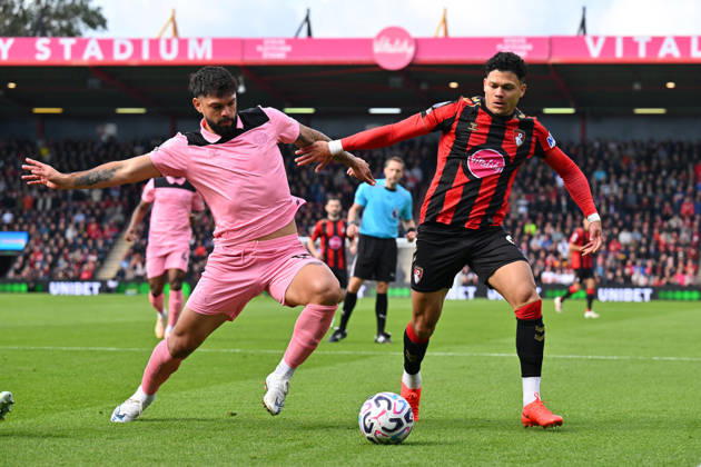 Bournemouth v Sunderland, Premier League Evanilson (9) of AFC Bournemouth at battles for possession with Omar Alderete (15) of Sunderland during the Premier League match between Bournemouth and Sunderland at the Vitality Stadium, Bournemouth, UK on 18 October 2026. Bournemouth Vitality Stadium Dorset UK Editorial use only DataCo restrictions apply See www.football-dataco.com , Copyright: xGrahamxHuntx PSI-25032-0049