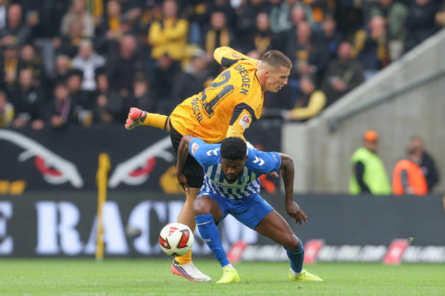 16.10.2026, xtgx, Fussball 2. Bundesliga, SG Dynamo Dresden - 1. FC Magdeburg, v.l. Tobias Raschl (Dresden, 21) Moritz Broni Kwarteng (Magdeburg, 10) Zweikampf, Duell, Kampf, tackle (DFL DFB REGULATIONS PROHIBIT ANY USE OF PHOTOGRAPHS as IMAGE SEQUENCES and or QUASI-VIDEO) Dresden