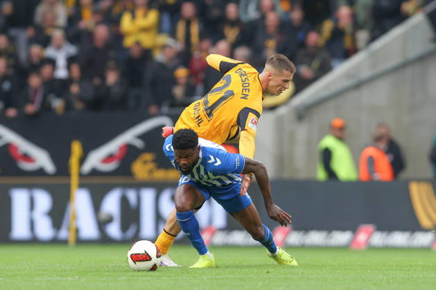 16.10.2026, xtgx, Fussball 2. Bundesliga, SG Dynamo Dresden - 1. FC Magdeburg, v.l. Tobias Raschl (Dresden, 21) Moritz Broni Kwarteng (Magdeburg, 10) Zweikampf, Duell, Kampf, tackle (DFL DFB REGULATIONS PROHIBIT ANY USE OF PHOTOGRAPHS as IMAGE SEQUENCES and or QUASI-VIDEO) Dresden