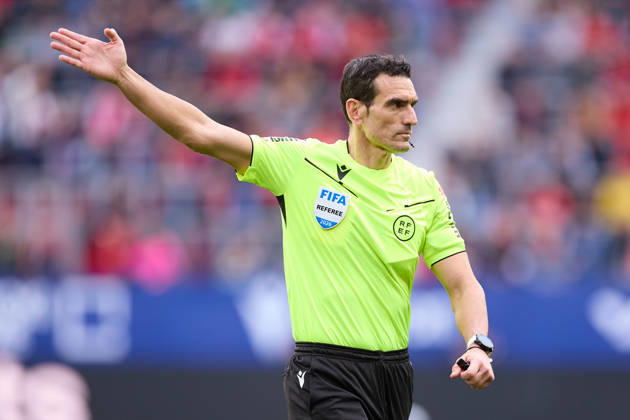 October 18, 2026, Pamplona, Navarra, SPAIN: Referee Juan Martinez Munuera reacts during the LaLiga EA Sports match between CA Osasuna and Real Racing Club de Santander at El Sadar on October 18, 2026, in Pamplona, Spain. CA Osasuna V Racing De Santander - LaLiga EA Sports  - ZUMAa181 20261018_zaa_a181_109 Copyright: xRicardoxLarreinax